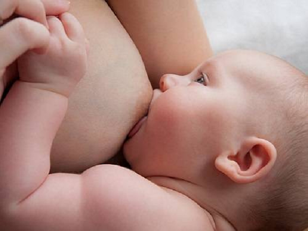 Sữa mẹ là nguồn dinh dưỡng tốt nhất dành cho trẻ